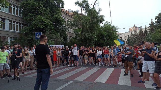 Акция в поддержку отставки Авакова с файерами и салютом прошла возле здания МВД 05