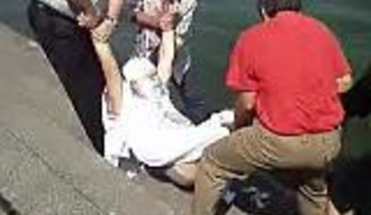 Активисты Славянской партии утопили в Днепре Филарета. ВИДЕО.