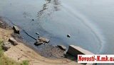 Море в Николаеве, где отдыхают люди, покрылось нефтяной пленкой. ФОТОрепортаж