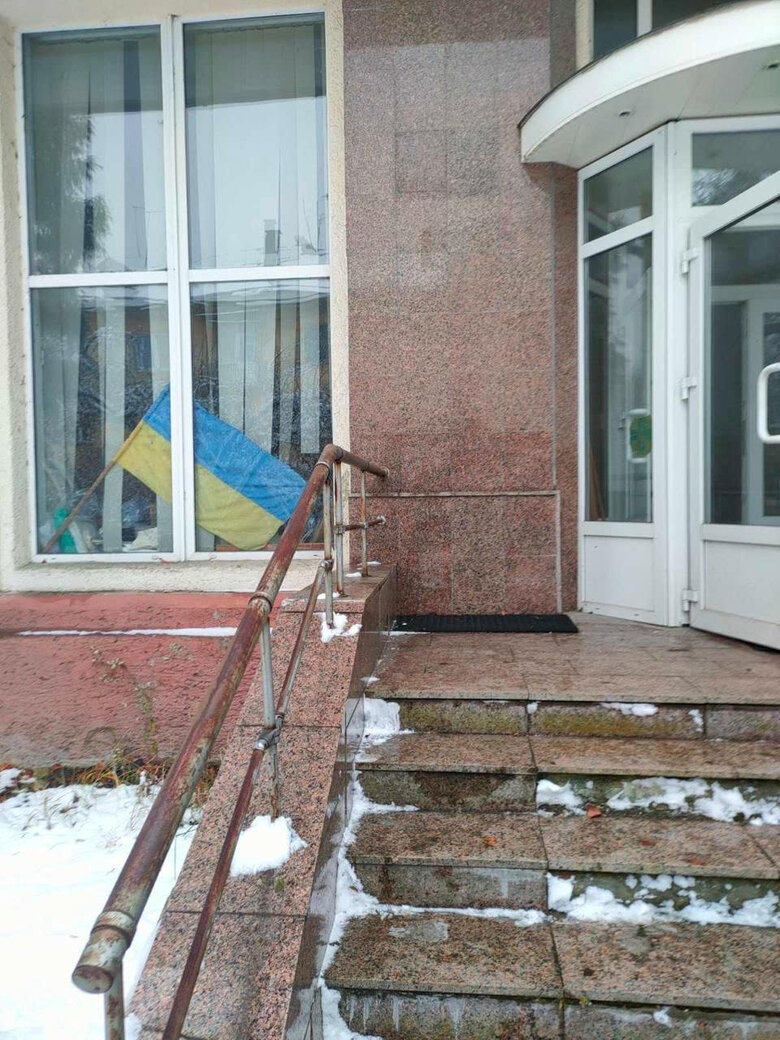 Будівля УкрДГРІ без опізнавальних знаків. Хто поверне вивіску?