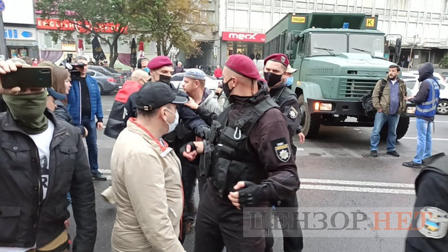 Учасники акції на підтримку Антоненка намагалися перешкодити виїхати машині із заарештованим з подвір’я суду 06 Учасники акції на підтримку Антоненка намагалися перешкодити виїхати машині із заарештованим з подвір’я суду 06