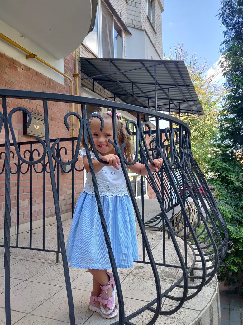 Мама загиблої внаслідок обстрілу Вінниці 4-річної Лізи написала емоційний допис: Не вірю...Кляті нелюди вбили тебе і мене 07