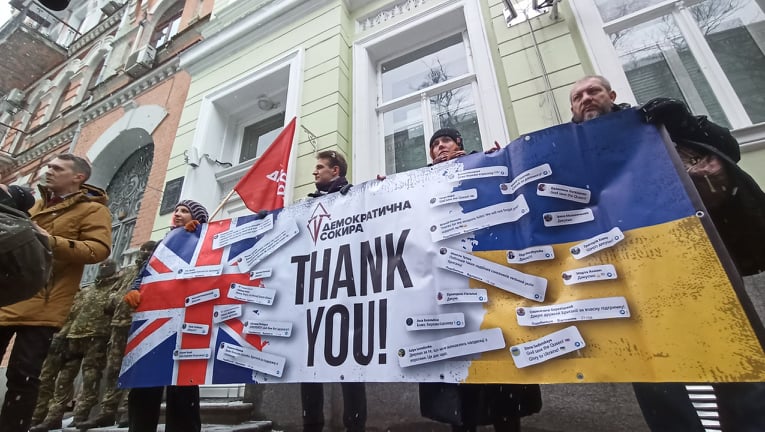 Ми не забудемо: українці прийшли під посольство Великої Британії в Києві подякувати за зброю 02