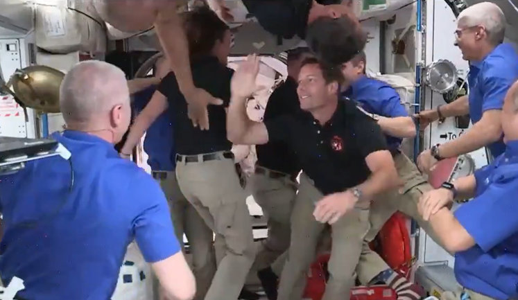 Четыре астронавта с корабля Crew Dragon-2 перешли на МКС, теперь на станции 11 человек. ВИДЕО