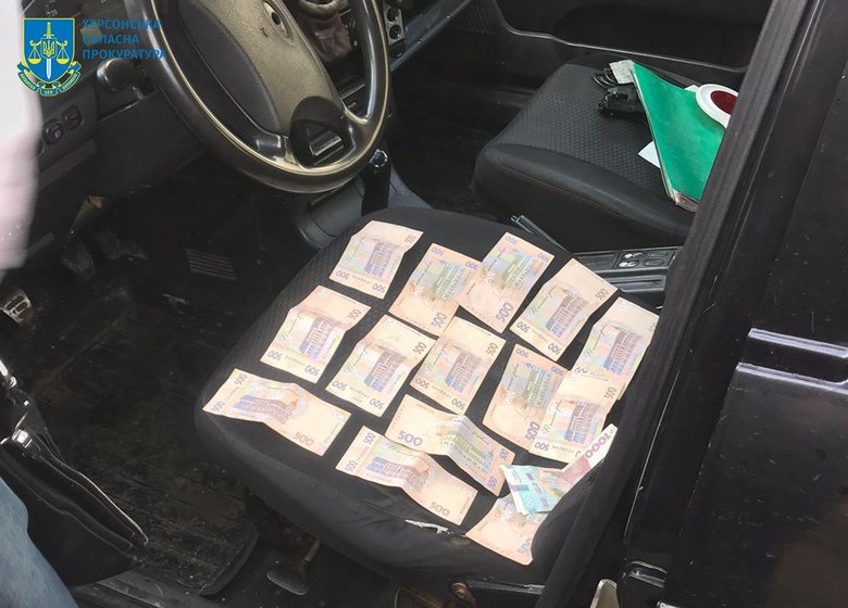 Двое патрульных полицейских задержаны в Херсонской области на взятке 500 долл., - прокуратура 03 Двое патрульных полицейских задержаны в Херсонской области на взятке 500 долл., - прокуратура 03