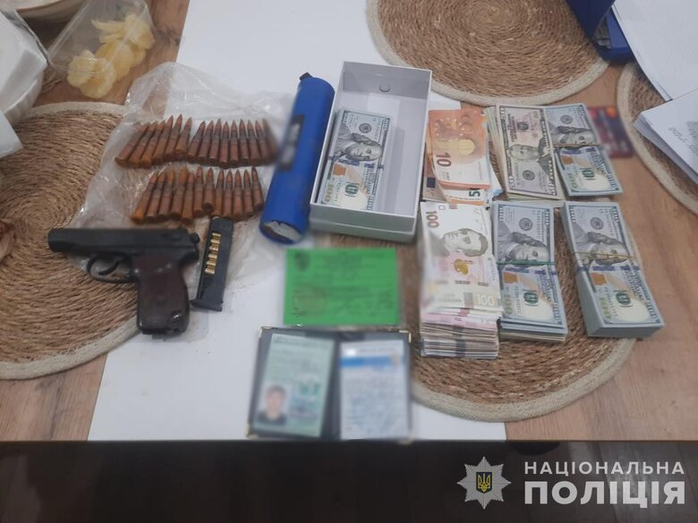 Банду, що займалася вимаганням, викрили на Житомирщині. На чолі був кримінальний авторитет 05