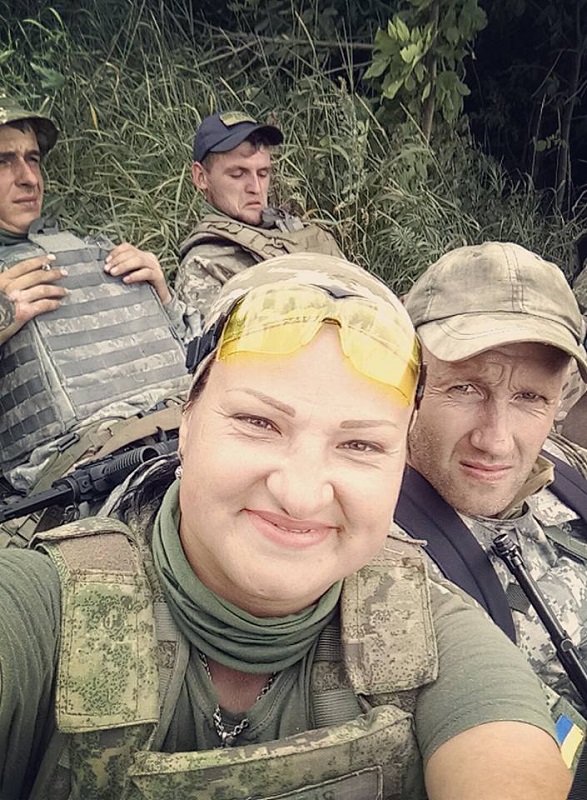 Яна Червона. Квіти поміж окопів 04
