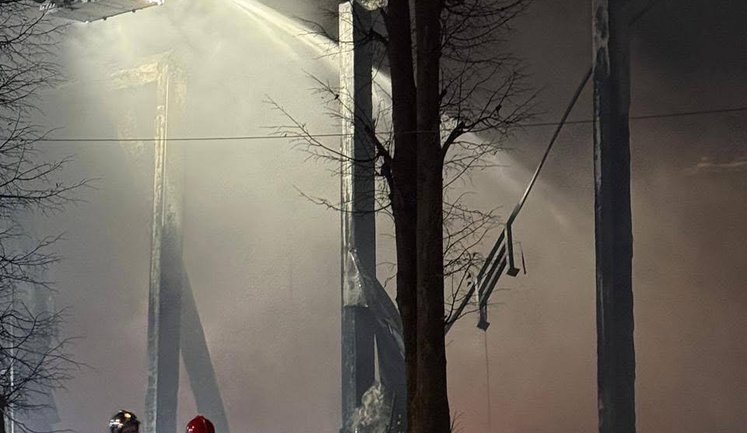 У Львові досі гасять пожежу після атаки РФ: частково перекрито рух транспорту