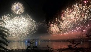 Самая большая постиндустриальная свето-лазерная арт-инсталляция и фейерверк на День города в Днепре. ВИДЕО