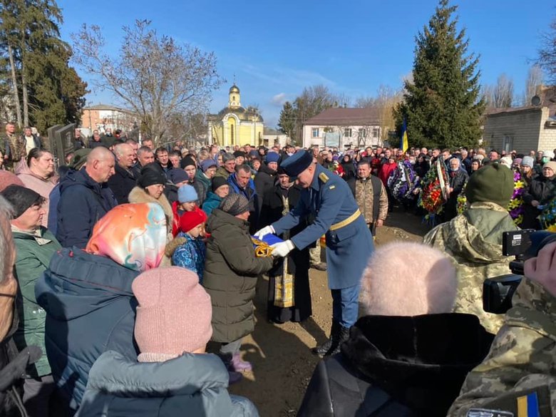 На Вінниччині попрощалися із загиблим внаслідок російського обстрілу воїном 56-ї ОМПБр Денисом Кононенком 29