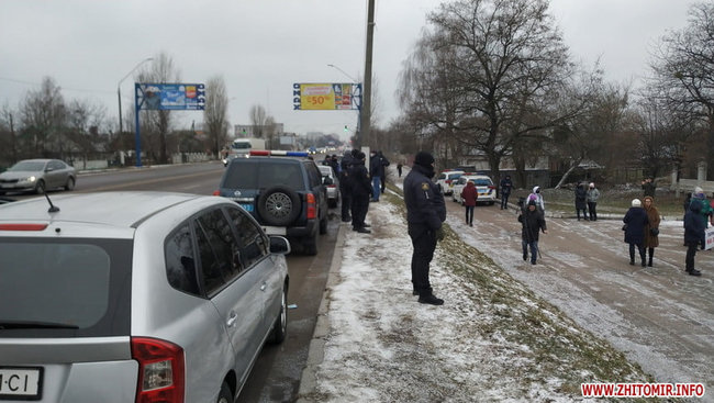 У Житомирі люди блокували дорогу на Київ через підвищення тарифів 02 У Житомирі люди блокували дорогу на Київ через підвищення тарифів 02