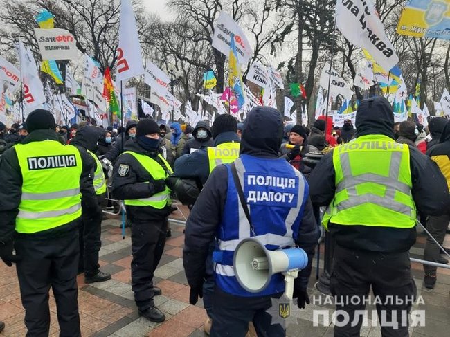Массовые акции в центре Киева: правоохранители усилили меры безопасности в правительственном квартале 03