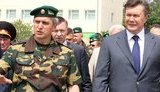 Янукович поразил пограничников математическими способностями: "Ты смотри, он все в долларах считает". ФОТОрепортаж