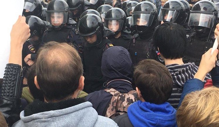 По всей России проходят протесты против повышения пенсионного возраста: "Путин грабит народ!", "Мы - против власти жуликов и воров!"
