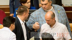Геращенко і Разумков вивчають Регламент, посилання Герусу від Семенченка і Корявченков, що перевіряє, чому не голосують колеги, - робочий день у Раді 10 вересня. ФОТОрепортаж
