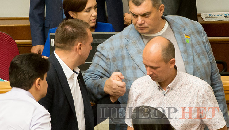 Геращенко і Разумков вивчають Регламент, посилання Герусу від Семенченка і Корявченков, що перевіряє, чому не голосують колеги, - робочий день у Раді 10 вересня. ФОТОрепортаж