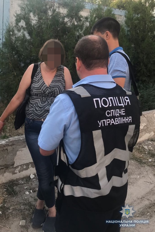 Запорізькі поліцейські затримали жінку за продаж власного неповнолітнього сина 04