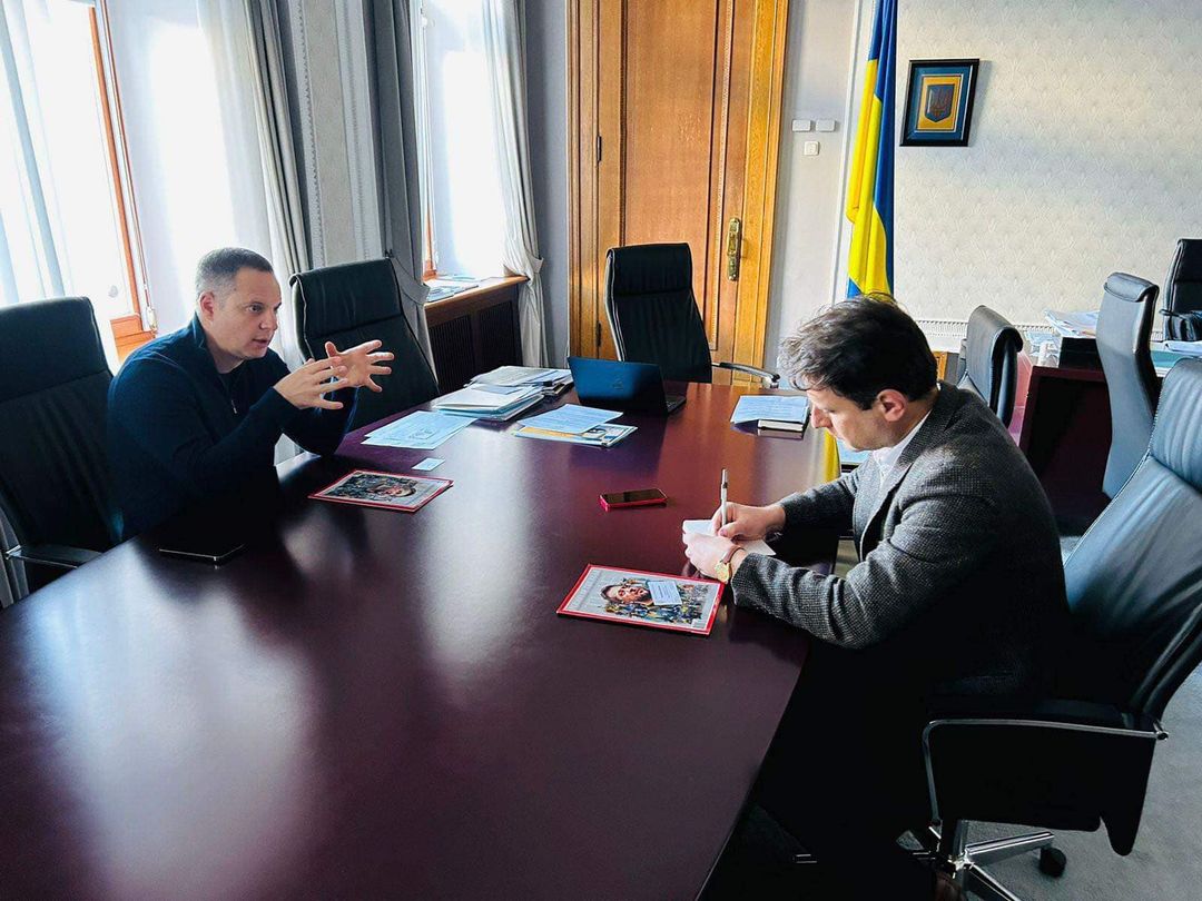 Саймон Шустер: Саймон Шустер: друг усіх комунікаційників Банкової ...