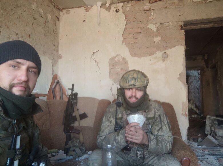 Піхотинець Віктор Чонговай: Якби в мене не було сім’ї, я б сів на візок, в якому переміщуюсь, позаду ще один причепив, наклав би туди патронів, взяв автомата і їхав би за своїм командиром 03