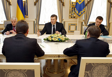 Президент Украины Виктор Янукович на консультациях. Фото president.gov.ua