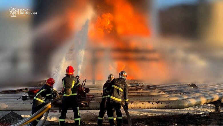 Понад добу: рятувальники ліквідовують пожежу на Київщині