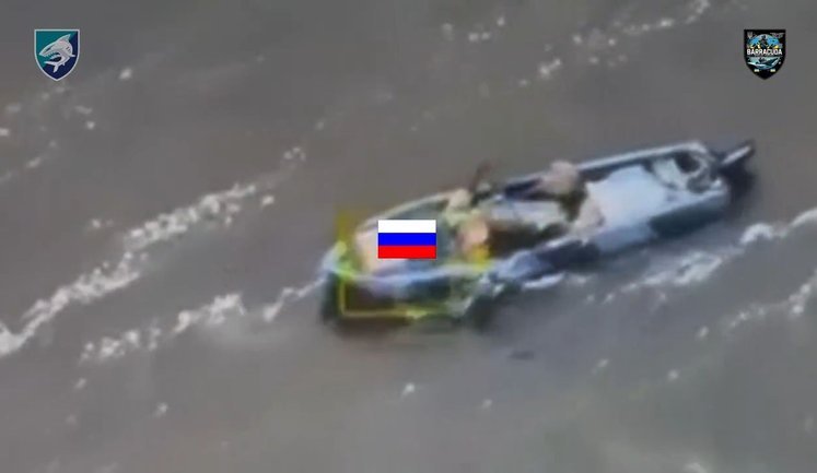 Удар з безпілотного катера Barracuda по човну з окупантами та боєкомплектом. ВIДЕО