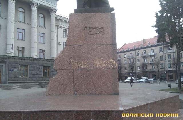 Вандали обмалювали фарбою памятник Шевченку в центрі Луцька 01