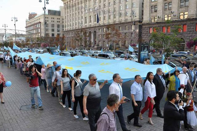 День крымскотатарского флага отметили праздничным шествием в центре столицы 13 День крымскотатарского флага отметили праздничным шествием в центре столицы 13