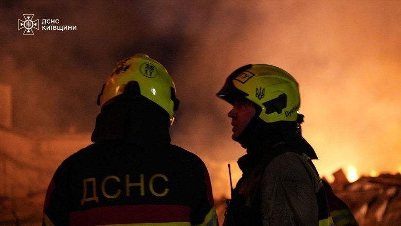 Гостомель після обстрілу РФ: рятувальники гасили склади