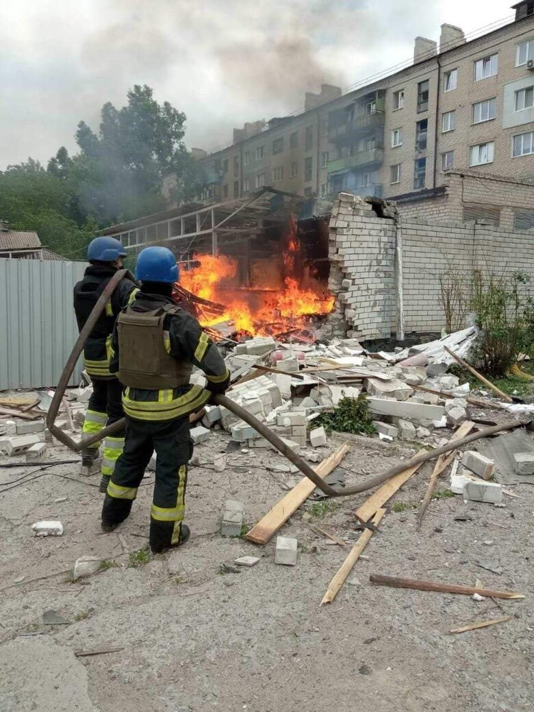 Росіяни завдали артилерійського удару по Лисичанську. Троє загиблих. Обстріляний центр гумдопомоги, - Гайдай 02