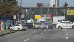 Перекрытое протестующими движение автобусов по Харьковскому шоссе в Киеве восстановлено, - КГГА
