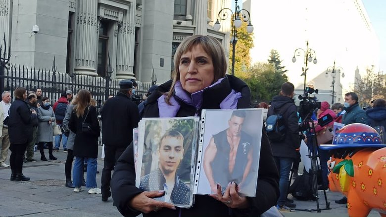 Україно, МИ Є: рідні українських полонених і зниклих без вісті на Донбасі пікетують ОП - матері заявили, що стоятимуть на Банковій 72 години 14 Україно, МИ Є: рідні українських полонених і зниклих без вісті на Донбасі пікетують ОП - матері заявили, що стоятимуть на Банковій 72 години 14