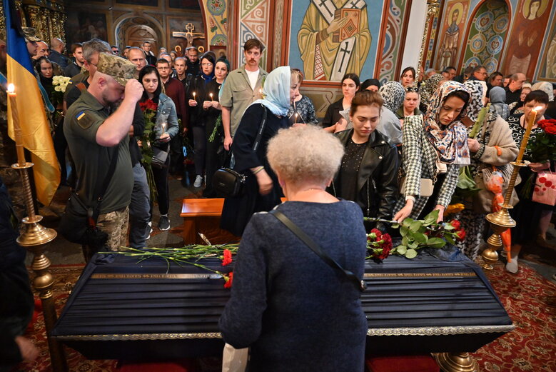 Із бойовим медиком Євгеном Бешлягою, який загинув під Бахмутом під час здійснення евакуаційної місії, попрощалися у Києві 11