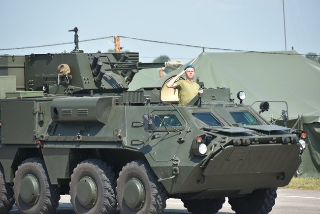 Понад тисяча військовослужбовців і 300 одиниць техніки проводять на Чернігівщині репетицію параду до Дня Незалежності 09