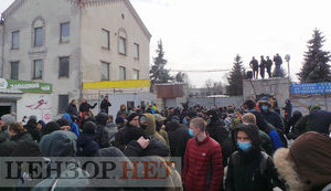Nationalists block police raiding Kyiv-based ATEK plant. VIDEO&PHOTOS