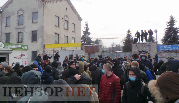 Nationalists block police raiding Kyiv-based ATEK plant. VIDEO&PHOTOS