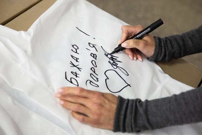 Високоякісні захисні костюми для медиків почали виготовляти в Україні, - Марина Порошенко 08