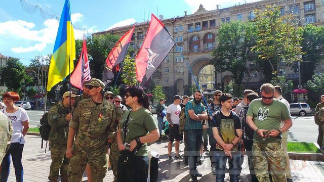 Киевсовет приравнял воинов добробатов к участникам АТО: во время попытки активистов пройти в зал заседаний произошла потасовка 09