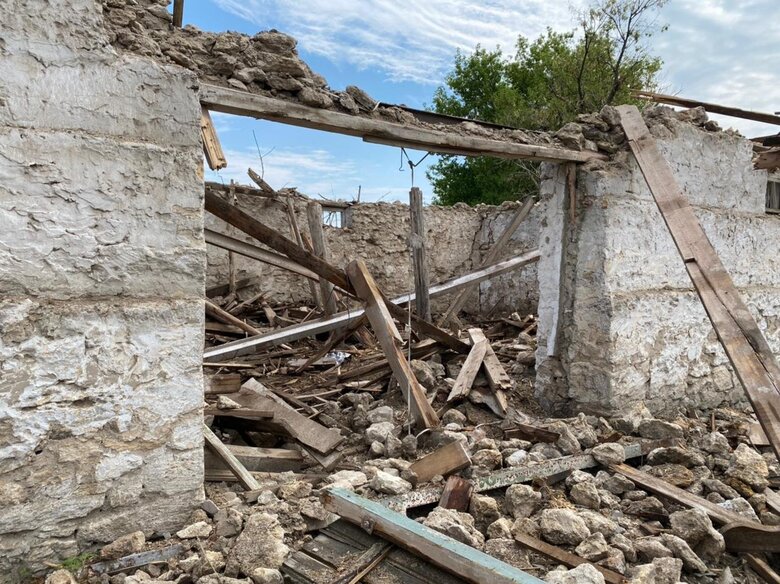 Рашисты нанесли ракетные удары по Херсонщине. Разрушены здания фермы и повреждена сельхозтехника 02