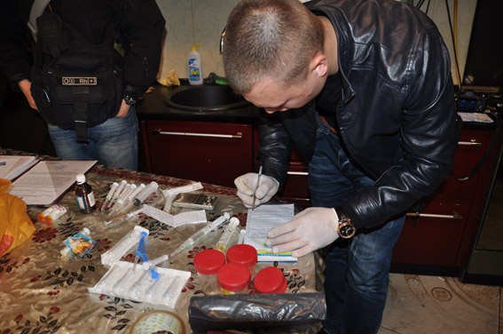 Злочинну групу, яка постачала наркозалежним громадянам опій, ліквідовано в Миколаєві, - Нацполіція 05