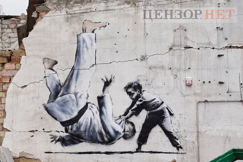 Графіті Бенксі в Бородянці хочуть демонтувати та передати до майбутнього музею 05