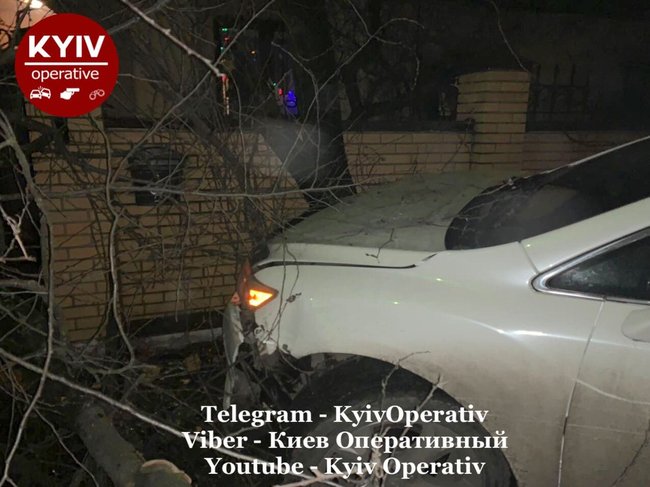 Пьяный следователь на Тойоте протаранил в Киеве припаркованный Мерседес и забор частного дома 05