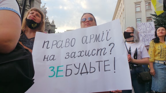 Под Офисом Зеленского в Киеве прошла акция протеста против условий прекращения огня на Донбассе 40