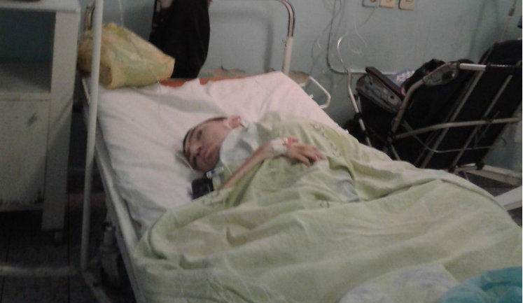 Невиліковно хворий волонтер Дубішин потрапив до лікарні. Він просить допомогти його мамі