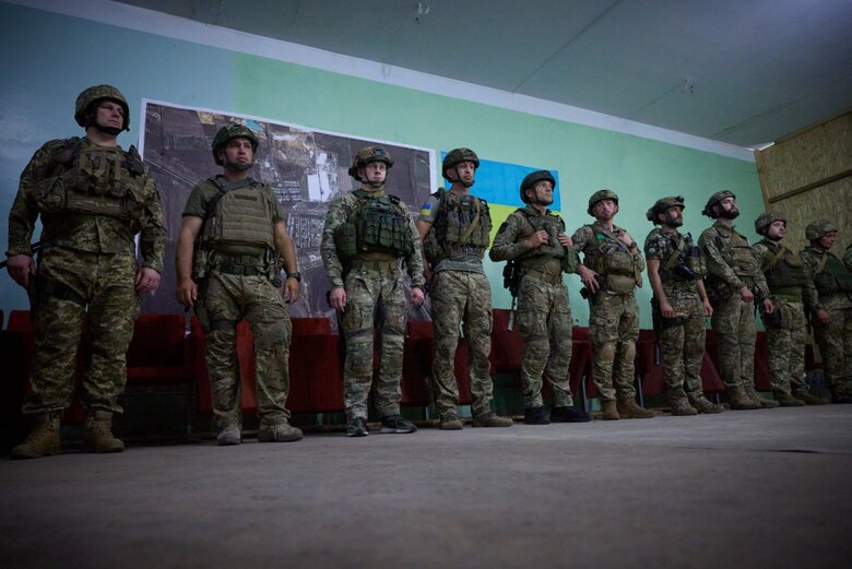 Зеленський на Донеччині нагородив військових, які відзначились на Бахмутському напрямку 03