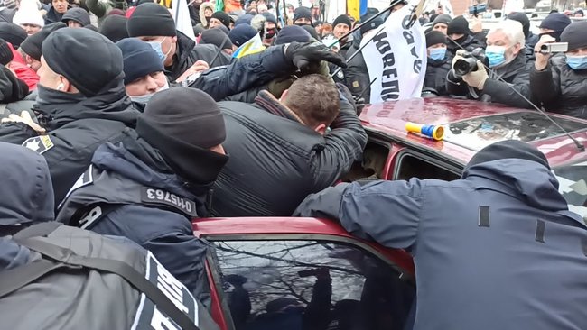 ФОПы попытались установить палатки на Майдане Незалежности: между митингующими и правоохранителями произошли стычки 35
