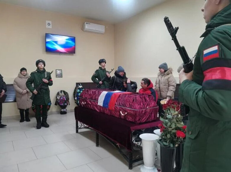 В Росії поховали з почестями вагнерівеця, який забив до смерті свою матір, - росЗМІ 02