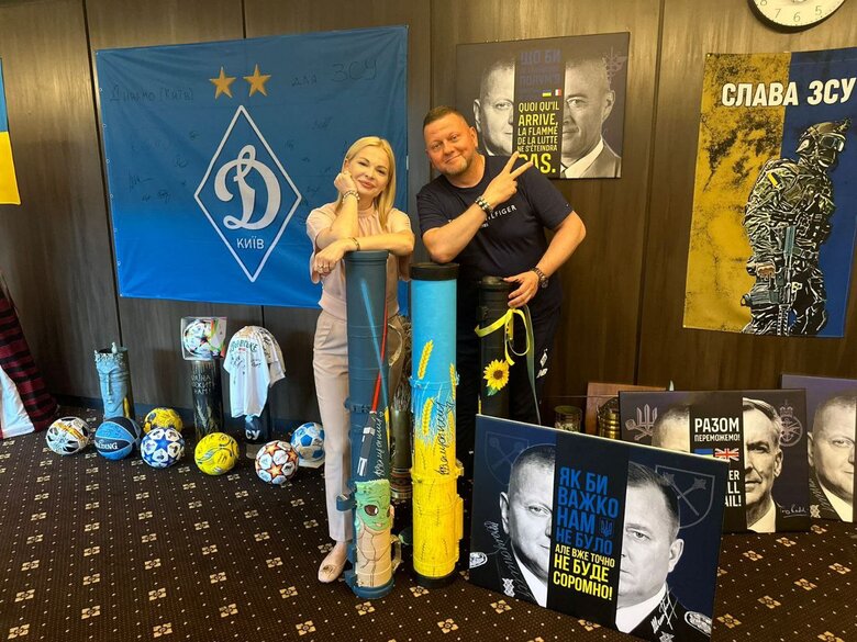 Эксклюзивный лот к 32-й годовщине Независимости с автографами Залужного и Шапталы выставили на аукцион 02