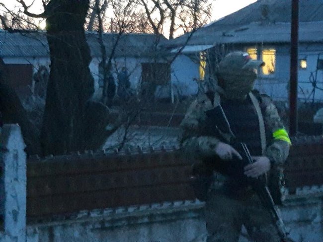 Оккупанты после обысков задержали троих крымских татар 04