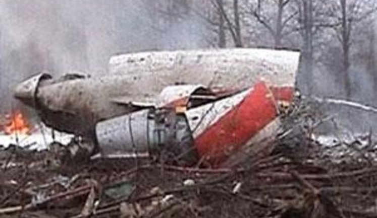 При заходе на посадку разбился самолет президента Польши. Все 87 пассажиров, включая Леха Качиньского, погибли.